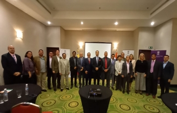  En el evento comercial anual organizado por la Embajada, se hizo especial hincapie en las exportaciones indias de productos farmaceuticos. La Sra. Lakshmi Prasanna de Pharmexcil se dirigio a la reunion sobre las oportunidades en este campo. El Embajador Abhishek Singh pronuncio el discurso de apertura. 